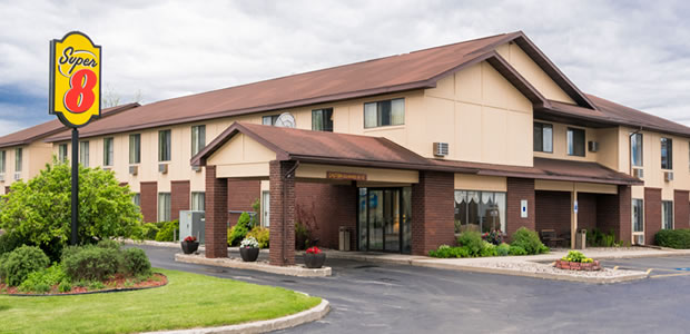 Business Card: Super 8 Shawano